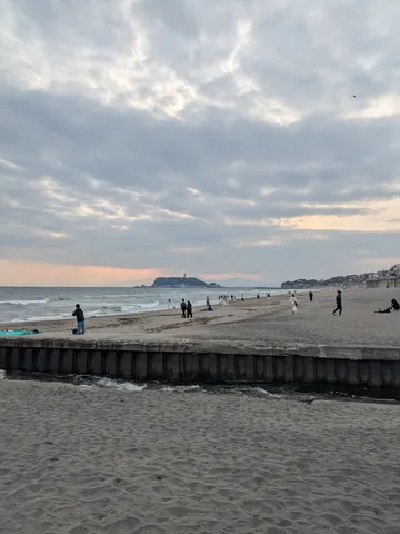 雲間に広がる静かな海辺