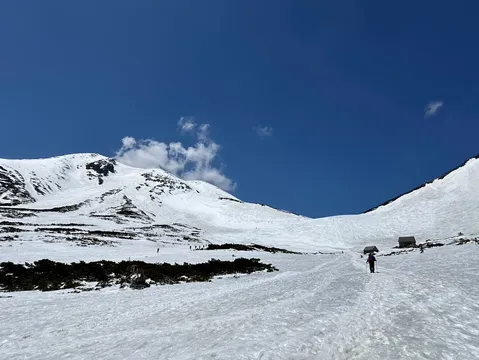 雄大な雪景色と二人