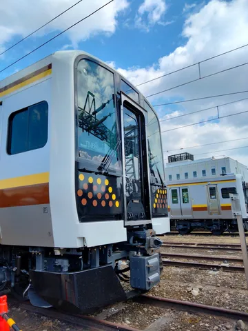 青空と並ぶ新旧車両