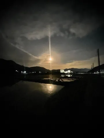 夜の河畔に光る静寂
