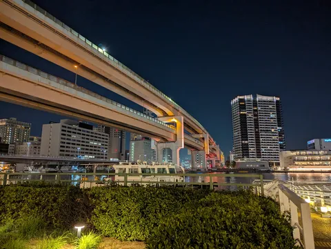 夜景を走る巨大なレール