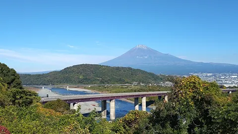 雄大な富士山と橋梁