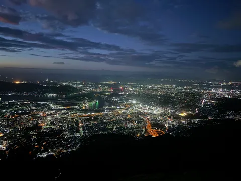 煌めく夜景、広がる光の海