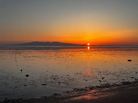 茜色の海と遠い山並み