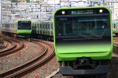 緑の電車が曲がる瞬間