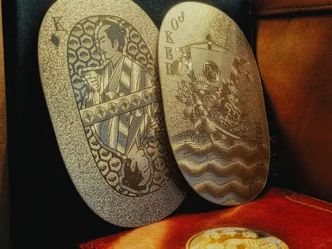 金属の舟と浮世絵の風