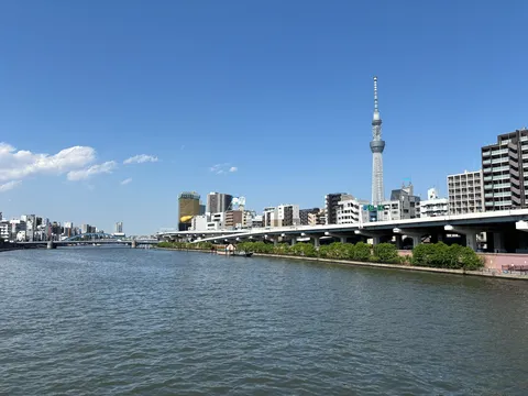 青空と水辺の都会風景