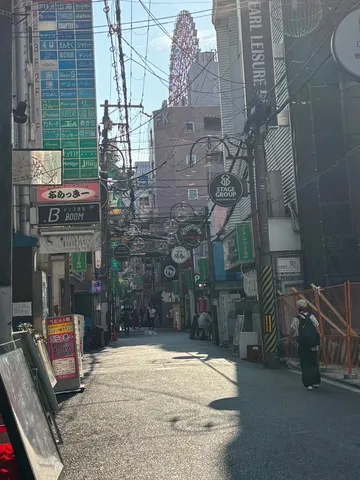 ネオンと電線が織りなす、都会の迷路