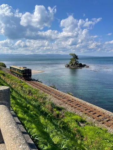 海沿いを走るローカル線の風景