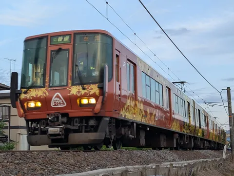 夕暮れに佇む、紅葉の列車