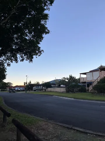 静寂の住宅街、夕暮れ時