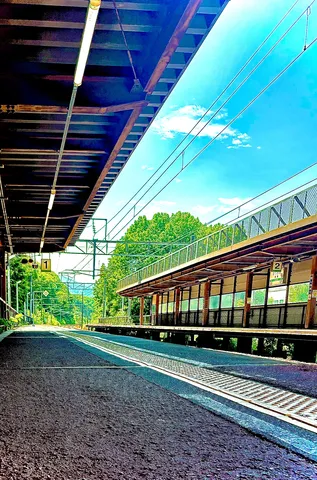 夏の駅、光と影のコントラスト