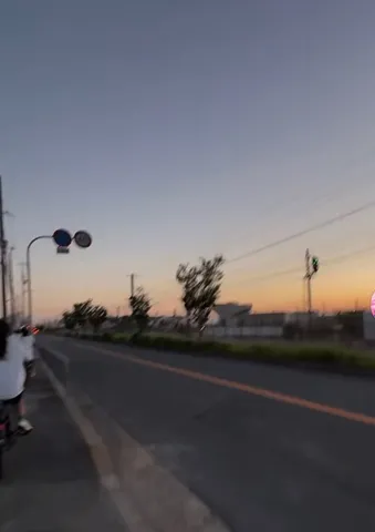 夕暮れ時のサイクリングロード