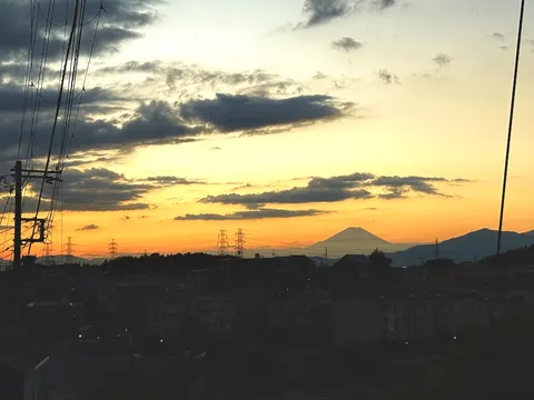 電線越しの富士と燃える空