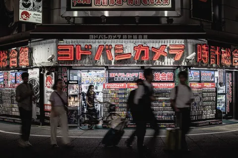 ネオンの奔流、夜の街角