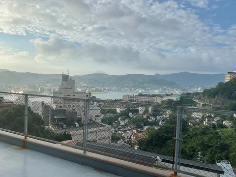 静かな海辺の街並み