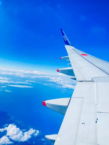 空の旅、青い海と白い雲