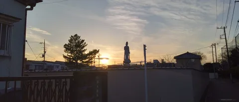 夕暮れに佇む観音像
