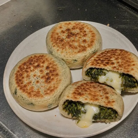 とろけるチーズと緑のコントラスト