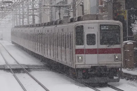 雪に煙る鉄路を行く