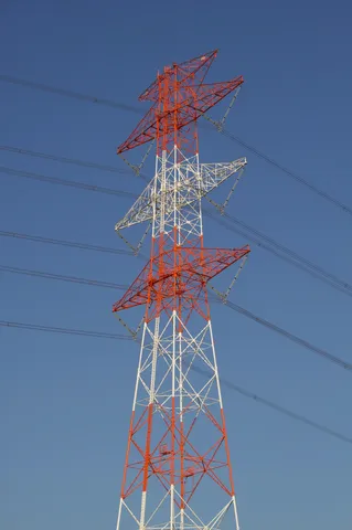 空を見上げたら紅白鉄骨