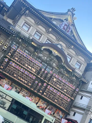 歴史を感じさせる軒先の風情