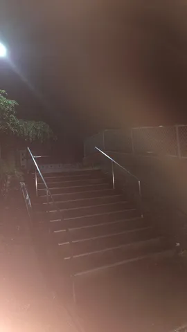 夜の階段、静かな闇