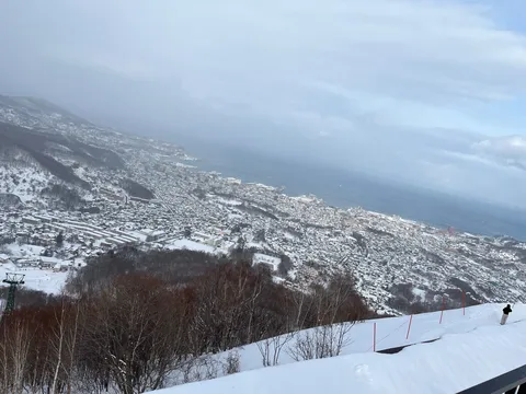 雪景色の斜面と海の間