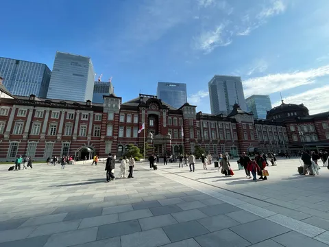 レトロモダンな駅舎と未来都市