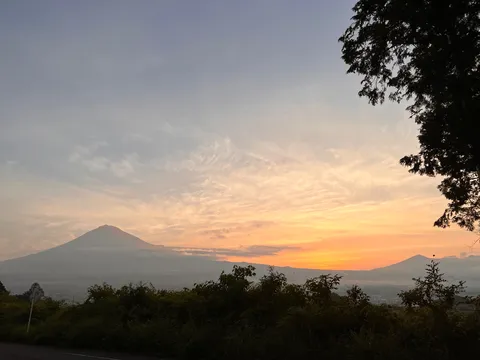 山並みに染まる空のグラデーション