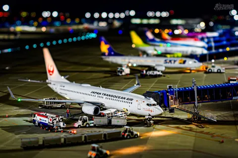 夜の空港、ミニチュアの世界