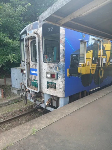 重厚感あふれる作業車両とローカル線