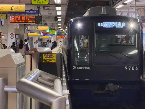車窓の駅風景と静かな呼吸