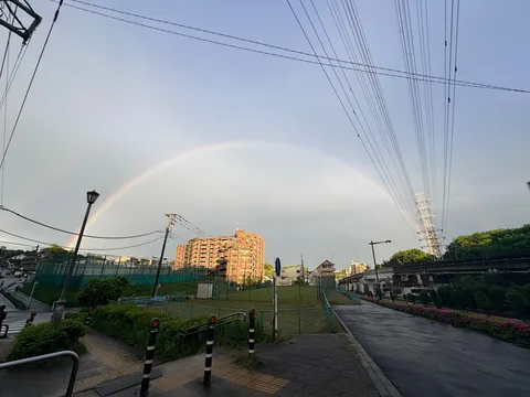 街の空に、七色の橋