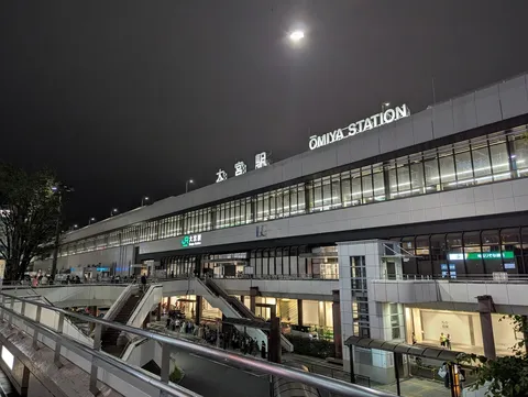 夜の大宮駅に灯る光と影