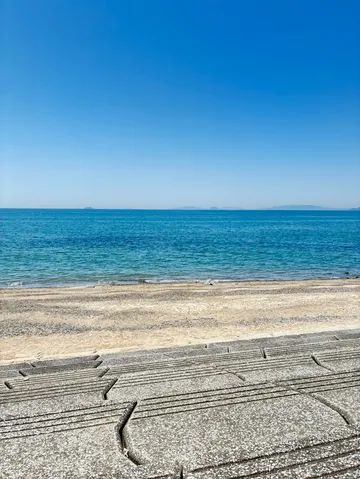 静寂の海辺、コンクリートの段差