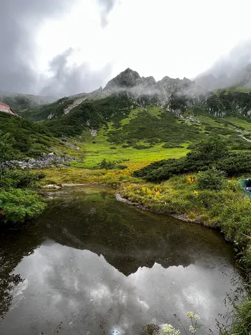 山小屋と空と湖、不思議な風景
