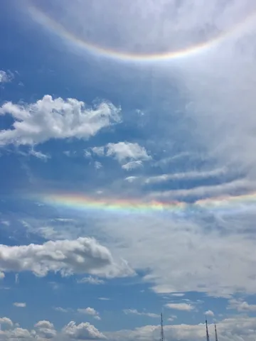 虹色に輝く空