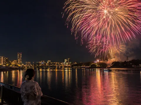 花火と水面の夜景