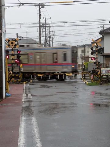 雨を走る京成電鉄