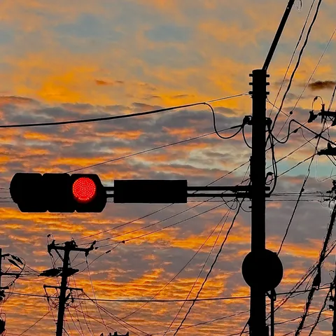 夕焼けと信号、電線のコントラスト