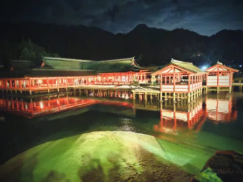 夜の水上社殿の輝き