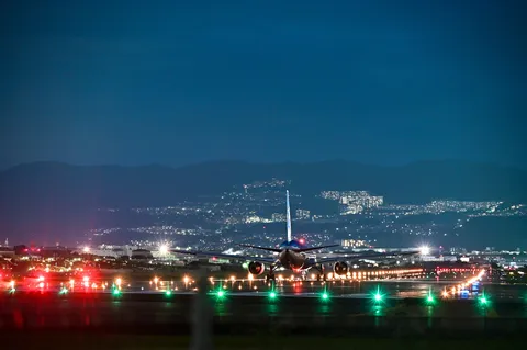 滑走路の夜景と飛行機