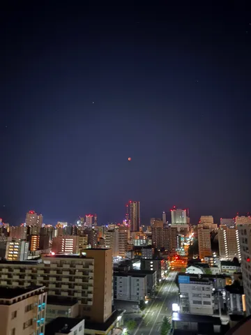 月食と都会の夜景