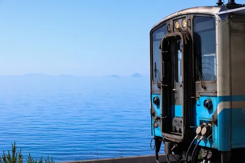 潮風と並走する列車の旅