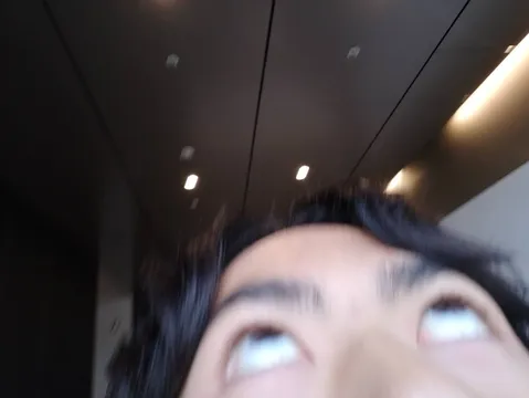 天井を見上げる不思議な目線