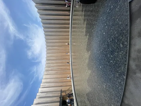 青空の下、木壁と水景