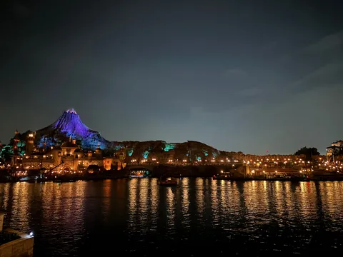 夜景に浮かぶ火山と異国情緒あふれる街並み