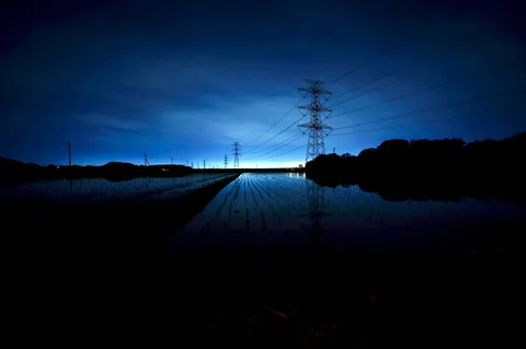 水面に映る青き夜空