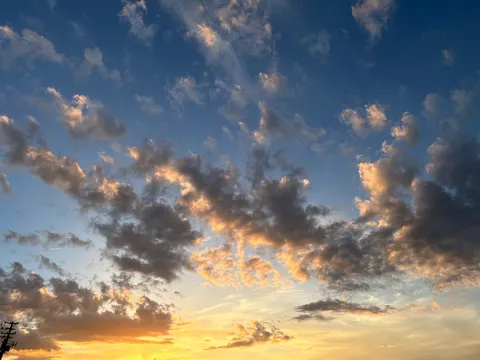 茜色に染まる空と雲のグラデーション